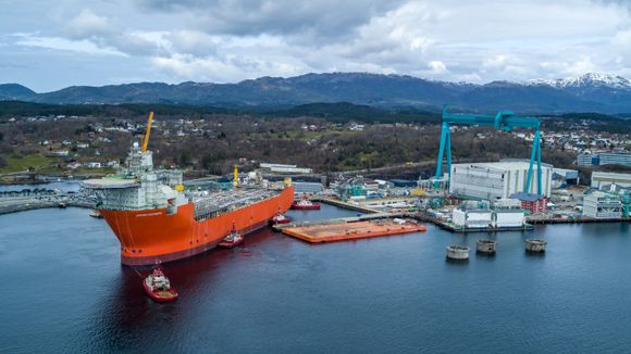 Johan Castberg-skroget ankom Stord i april, og skal her ferdigstilles før det seiler til feltet i Barentshavet. <i>Foto:  Jan Arne Wold/Roar Lindefjeld/Equinor</i>