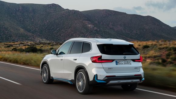 BMW iX1 øker trolig i pris over nyttår dersom moms innføres på delen av prisen over 500.000 kroner. <i>Bilde:  BMW/Fabian Kirchbauer</i>