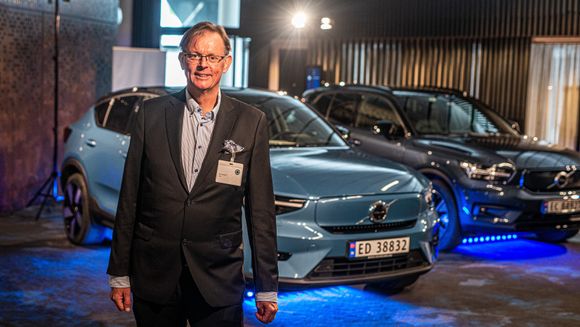 Jan Ivarsson, sikkerhetsekspert i Volvo Cars, foran helelektriske C40 og XC40. <i>Foto:  Mathias Klingenberg</i>