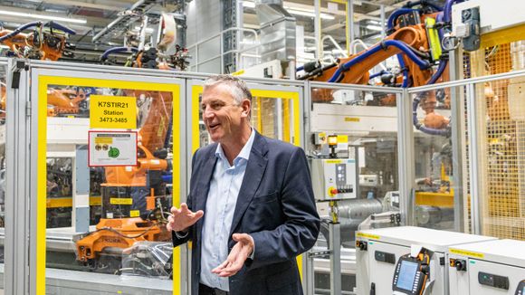 Dr. Stefan Loth styrer fabrikken i Zwickau. Han har hatt ansvaret for å konvertere den fra produksjon av fossilbiler til elbiler. <i>Foto: &nbsp;Marius Valle</i>
