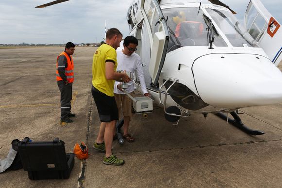 Forskergruppen monterte en lidarsensor på et helikopter og har foreløpig kartlagt over 200 kvadratkilometer regnskog. <i>Foto:  Heiko Prümers</i>