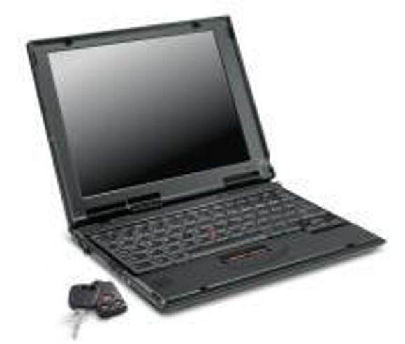 IBM ThinkPad 240 sammenlignet med en bilnøkkel. <i>Foto: IBM</i>
