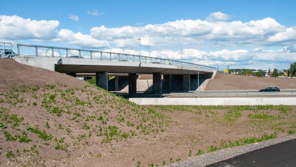 Brua som er bygget er en plass-støpt betongbru på 77 meter. Der er det plass til to kjørefelt i hver retning. <i>Foto:  Jarle Skoglund</i>
