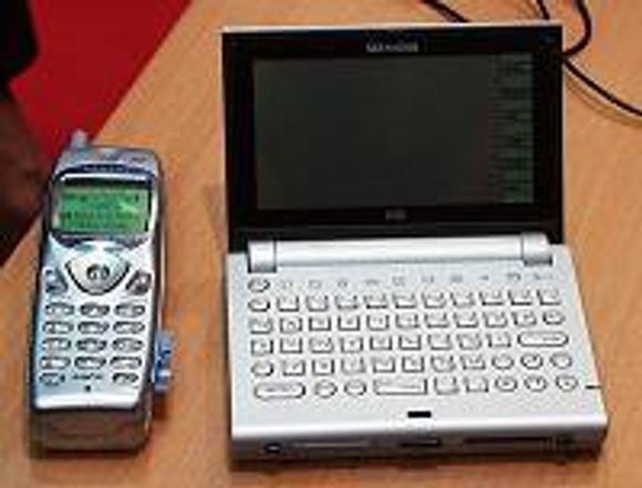 Den nyeste PDA-en fra Siemens og Sanyo mobiltelefon med MP3-spiller, begge utstyrt med MultiMediaCard-lager fra Infineon. <i>Foto: Eirik Rossen</i>