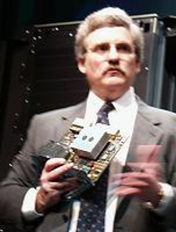 John Bennett, Alpha Marketing Director i Compaq Computer Corporation, som ved et tidligere anledning viste fram en CPU-enhet fra Alpha GS-serien. <i>Foto: Eirik Rossen</i>