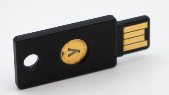 Den kanskje mest kjente sikkerhetsnøkkelen Yubikey 5, her i USB-A-varianten. <i>Foto: Oskar Hope-Paulsrud</i>
