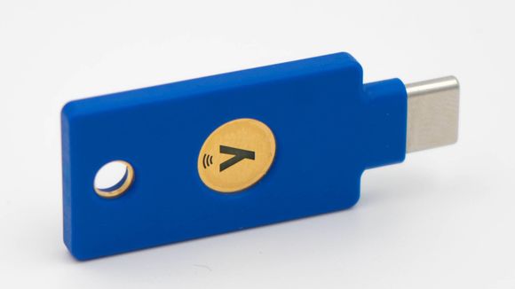 Den billigste nøkkelen fra svenske Yubico skiller seg fra de andre nøklene med blåfarget design. <i>Foto: Oskar Hope-Paulsrud</i>