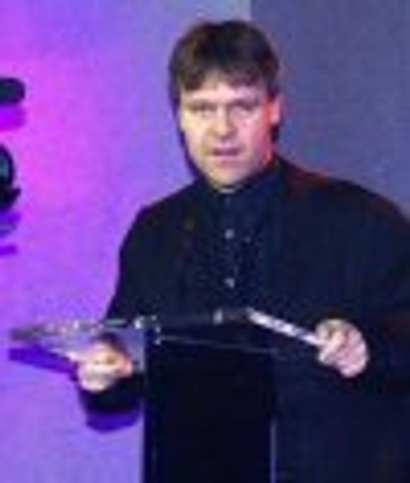 Digi.no fikk prisen for "Årets nettsted" under Gulltaggen 2000. Her er prisen mottatt av redaktør Pål Leveraas. <i>Foto:  Therese Werenskiold</i>