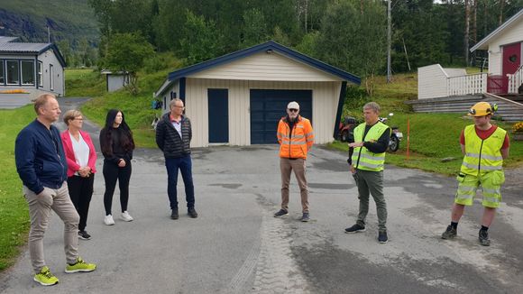 Byggeleder Thor Willy Hansen i Troms og Finnmark fylkeskommune (nr to fra venstre) forklarte interesserte fremmøtte om prosjektet. <i>Foto:  Troms og Finnmark fylkeskommune</i>