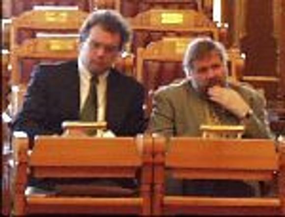 Statsrådene Lars Sponheim og Jon Lilletun, under under IT-debatten i Stortinget 21. april 1998.