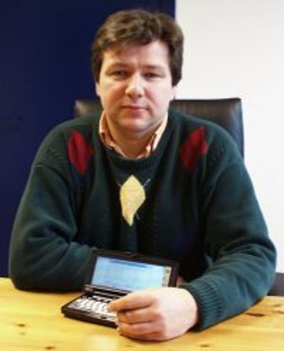 Olaf Vethe med Windows CE-enhet. <i>Foto:  Eirik Rossen</i>