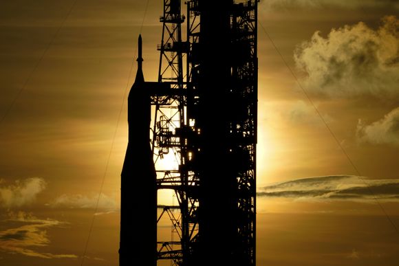Artemis-raketten med Orion-kapselen i solnedgang ved romfartssenteret. <i>Foto:  AP</i>