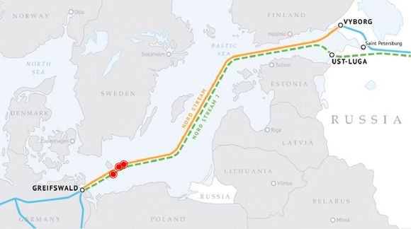 Åstedene for eksplosjonene på Nord Stream 1 og 2 er markert i rødt. Eksplosjonene skjedde i internasjonalt farvann, tett på territorialgrensen til Danmark ved øya Bornholm. <i>Illustrasjon:  Gazprom/Kjersti Magnussen</i>
