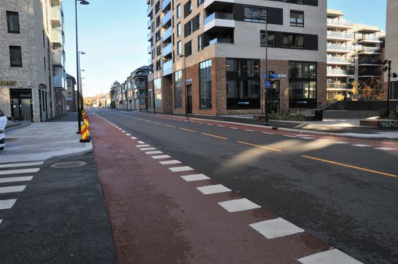 Det er omfattende arbeider som nå ligger godt skult under ny og fin asfalt i Storgata i Lillestrøm. <i>Foto:   Jarle Skoglund</i>