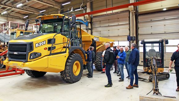 Den nye dumperen på plass hos Våler videregående skole, en av de seks anleggslinjeskolene som i løpet av året får en flunkende ny Bell dumper i maskinstallen. <i>Foto:  Henrik Thorstensen</i>