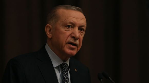 Tyrkias president Recep Tayyip Erdogan sier det er umulig for et land å håndtere en så stor katastrofe alene. <i>Foto:  Burhan Ozbilici/AP/NTB</i>