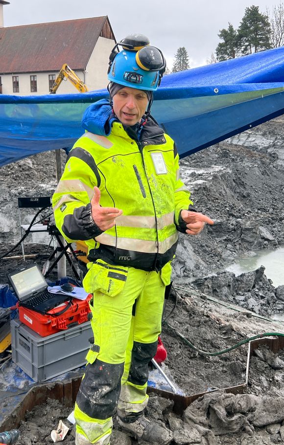 Andreas Eide fra Argeo følger med på data fra den seismiske kilden <i>Foto:  Linda Grønstad, Statens vegvesen</i>