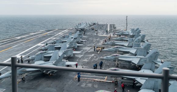 Krigsskipet har mange jagerfly om bord, samt et mannskap på 4500 som trolig vil sette sitt preg på hovedstaden. <i>Foto:  Håkon Mosvold Larsen/NTB</i>