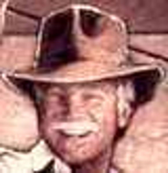 Jerry Sanders spiller rollen som Indiana Jones.