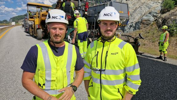 NCCs anleggsleder Rolf Erik Jevne og prosjektleder Klavs Bebriss har ansvaret for den noe uvanlige asfaltjobben på E6 mellom Minnesund-Kolostuen. <i>Foto:  Jarle Skoglund</i>