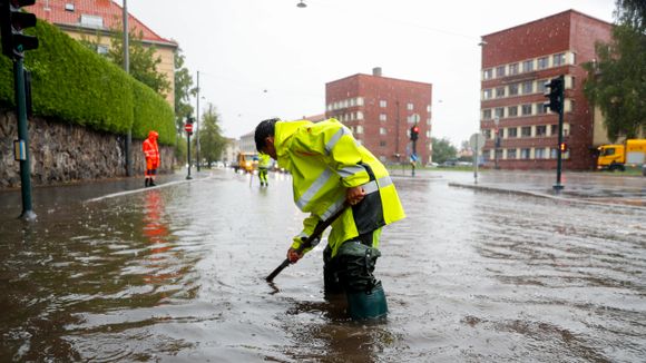 Tette kummer og vann i veien på ring 2 i Oslo gjør at mannskap må åpne sluk. <i>Foto:  Frederik Ringnes / NTB</i>