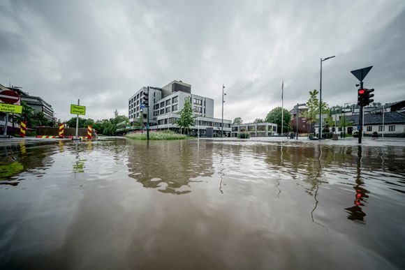 Oversvømmelse foran kommunehuset i Gjøvik sentrum som følge av det kraftige regn.  <i>Foto:  Stian Lysberg Solum/NTB</i>