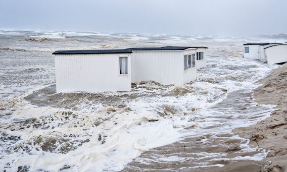 Badehusene på stranden i Løkken på i Nordjylland i sterk vind med vindkast av storm styrke tirsdag.  <i>Foto:  Henning Bagger/NTB</i>