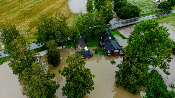 Et hus står delvis i vann på Lena. <i>Foto:  Stian Lysberg Solum / NTB</i>