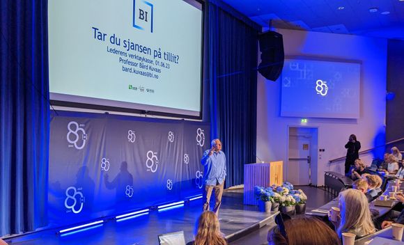 Bård Kuvaas holder foredrag om tillitsbasert ledelse på BI. <i>Foto:  Arne Løvold</i>