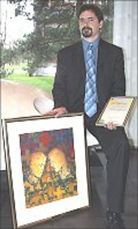 Jon Stephenson von Tetzchner med diplom og bilde.
