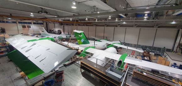 Widerøe har plassert deler av flyflåten i de tre hangarene selskapet har i Bodø på grunn av uværet mandag. <i>Foto:  Widerøe</i>