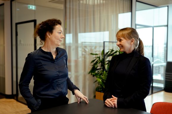 Administrerende direktør Elise Lindeberg (til venstre) og Jannicke Hilland, styreleder i Skygard og konserndirektør for infrastruktur i Telenor. <i>Foto: Armin Jadidi, Hafslund</i>