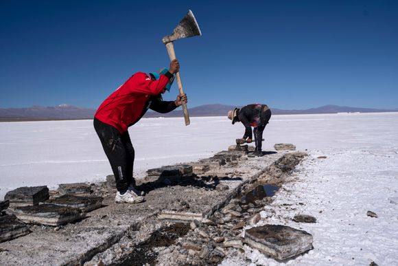 Arbeidere høster salt ved Salinas Grandes-saltflaten i Jujuy, Argentina. <i>Foto:  AP/NTB</i>