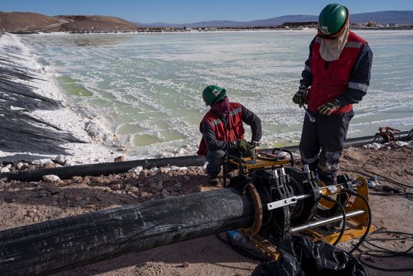 Arbeidere utfører vedlikehold ved en litiumgruve nær Peine i Chile. <i>Foto:  AP/NTB</i>