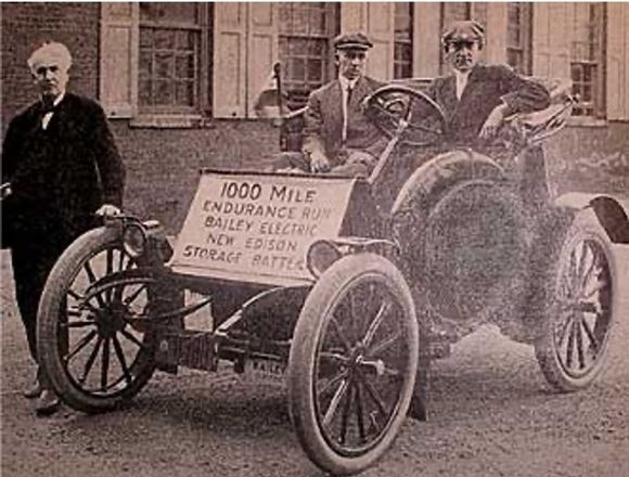 Thomas Edison viser fram en av elbilene som skulle testes med et av de nye batteriene han utviklet. <i>Foto:  TUs digitale arkiv</i>