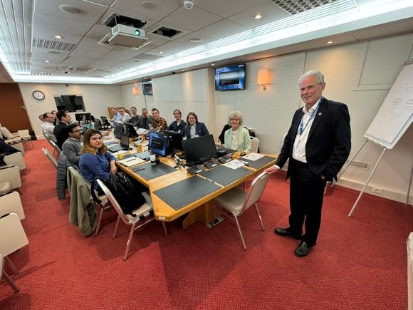 Direktør John-Mikal Størdal, her sammen med en av de mange internasjonale arbeidsgruppene i Nato Science & Technology Organization i Paris. <i>Foto:  Jan M. Moberg</i>