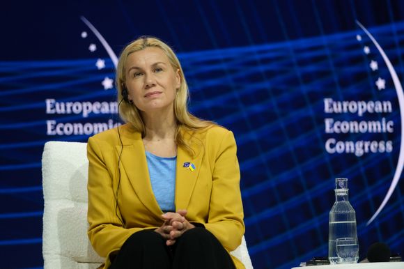 EUs energikommissær Kadri Simson har truet med mottiltak dersom Norge ikke har tatt inn fornybardirektivet i EØS-avtalen innen 13. august i år. <i>Foto:  Bartosz Siedlik/EU-kommisjonens mediaservice</i>