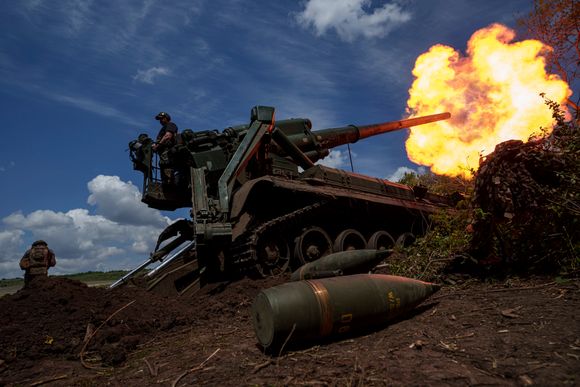 Det går store mengder artilleriammunisjon i krigen i Ukraina hver dag. <i>Foto:  Evgeniy MaloletkaAP/NTB</i>