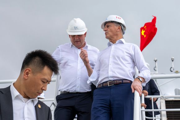 Statsminister Jonas Gahr Støre og visepresident i Höegh Autoliners, Andreas Waage Enger, om bord på det nydøpte biltransportskipet Höegh Borealis på skipsverftet China Merchants Heavy Industry (CMHI) i Jiangsu i Kina. <i>Foto:  Heiko Junge/NTB</i>