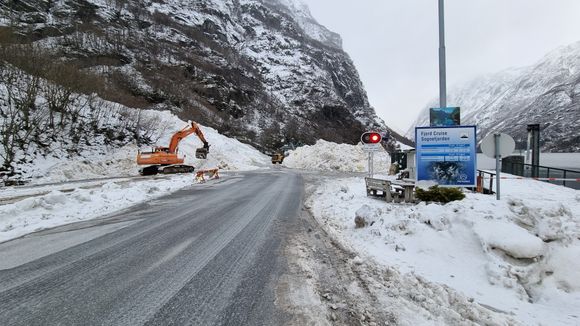 Lyssignal stopper automatisk trafikken. Her fra skredet ved Gudvangen i februar 2022. <i>Foto:  Cautus Geo</i>