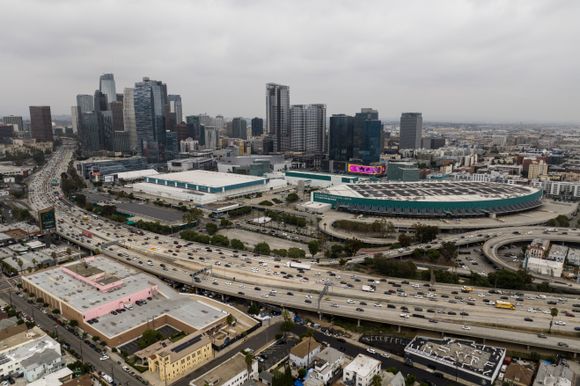 Den amerikanske storbyen Los Angeles er langt fra å oppfylle kravene til en såkalt 15-minuttersby. Byen har ikke en infrastruktur som gjør det lett for gående eller syklende å ta seg fram til ulike tjenestetilbud. <i>Foto:  AP/NB</i>