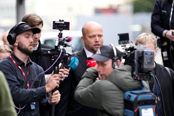 Finansminister Trygve Slagsvold Vedum på vei fra Finansdepartementet til Stortinget for å legge frem neste års statsbudsjettet. <i>Foto:  Fredrik Varfjell</i>