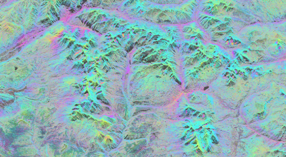 Dette er et interferogram beregnet ut fra to satellittradarbilder over Telluride og San Juan-fjellene i Colorado, USA. De små fargeforstyrrelsene i enkelte fjellsider indikerer den ørsmå bevegelsen til strømmer av frossent materiale, såkalte steinbreer. Den nye studien viser at klimaendringer akselererer hastigheten av disse landskapselementene over hele det vestlige USA, blant annet i San Juan-fjellene. Bildets reelle bredde er 50 km <i>Foto: Interferogram, Kääb/Røste</i>