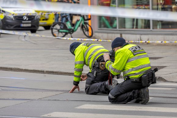 Politiets trafikkulykkespatrulje undersøkte trikkeskinnene etter trikkeulykken i Storgata i Oslo sentrum 29. oktober 2024. <i>Foto:  Arash A. Nejad</i>