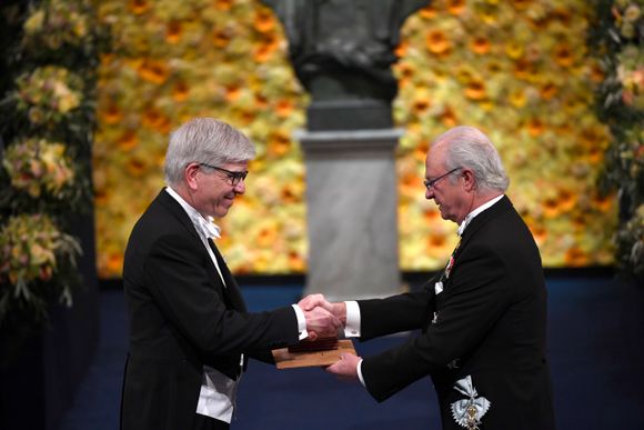 Paul Romer (t.v.) får tildelt Nobelprisen i økonomi av kong Carl Gustaf i 2018. <i>Foto:  Pontus Lundahl/TT/NTB</i>