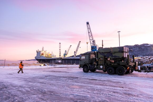 NASAMS-luftvernutstyr lastes om bord på transportskipet. <i>Foto:  Ole Andreas Vekve / Forsvaret</i>