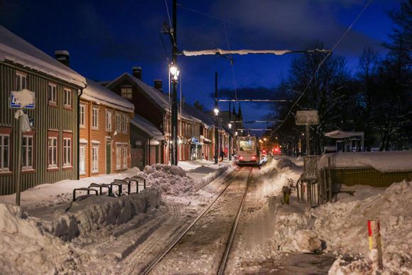 Mye snø har lagt seg på trikkesporet inn til Midtbyen i Trondheim. <i>Foto:  Jan Langhaug / NTB</i>