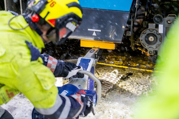 <div class="article-image-caption">Det er en av de nye trikkene som sporet av ved Jernbanetorget i Oslo i 14-tiden torsdag.</div>
<div class="article-image-photographer"> <span>Foto: Arash A. Nejad</span></div> <i> <span>Foto:  Arash A. Nejad</span></i>