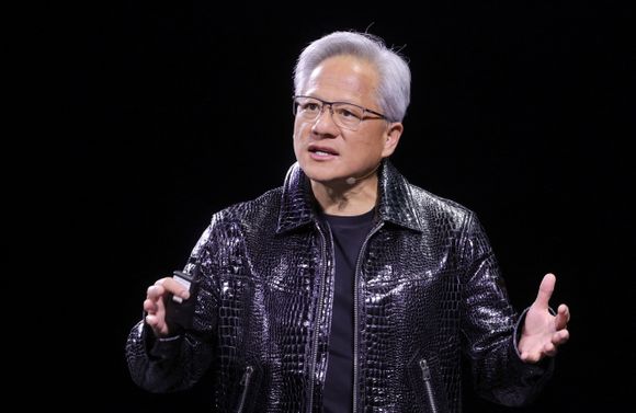 Nvidia-sjef Jensen Huang under en forbrukerelektronikkmesse i Las Vegas tidligere i år. <i>Foto:  Steve Marcus/Reuters/NTB</i>