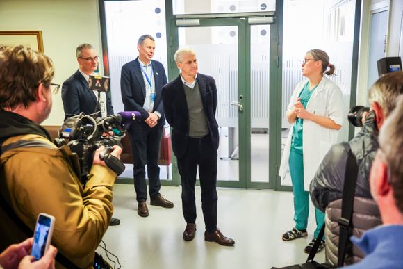 Statsminister Jonas Gahr Støre besøkte St. Olavs hospital mandag for å snakke om helsekøer. Her i samtale med klinikksjef Tina Strømdal Wik. <i>Foto:   Jan Langhaug / NTB</i>